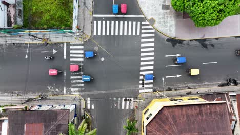 vista aérea de drones de moto taxi tuk tuk tuks y tráfico pesado cerca del mercado de belén en iquitos, perú, sudamérica