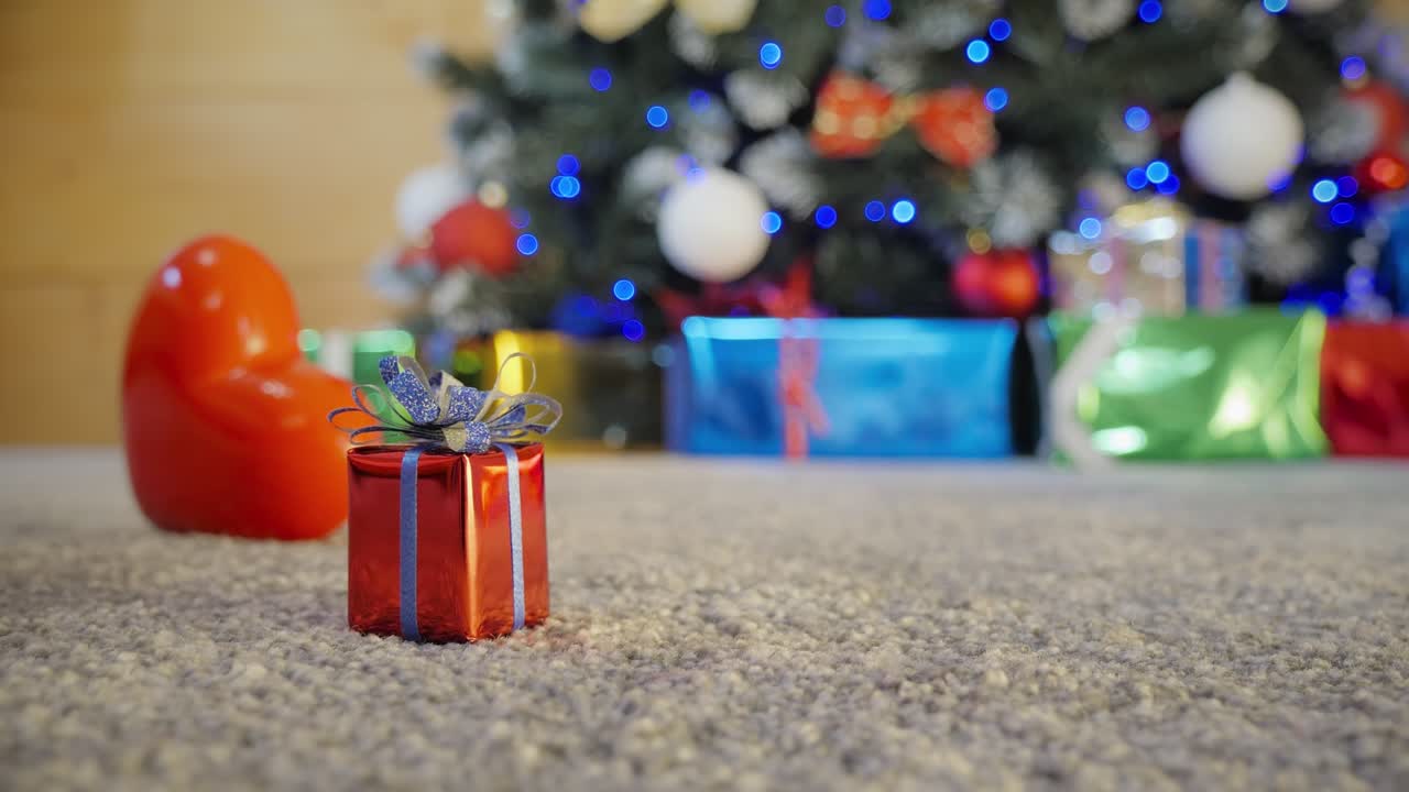 pequeño regalo en la caja roja con corazón