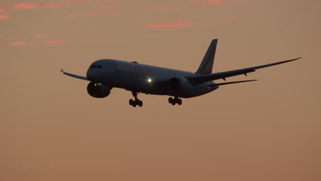 ethiopian airlines boeing 787 dreamliner landing at sunset