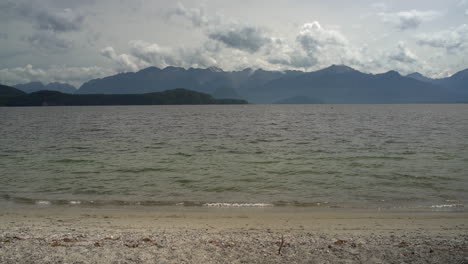 El-Sereno-Lago-Ubicado-En-Fiordland,-Nueva-Zelanda,-Rodeado-Por-Verdes-árboles-De-Montaña-Al-Fondo,-Crea-Una-Impresionante-Vista-Panorámica.