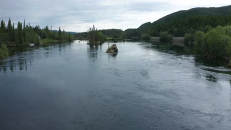 Ein-Vorwärtsflug-über-Den-Riesigen-Avan-see-In-Norwegen