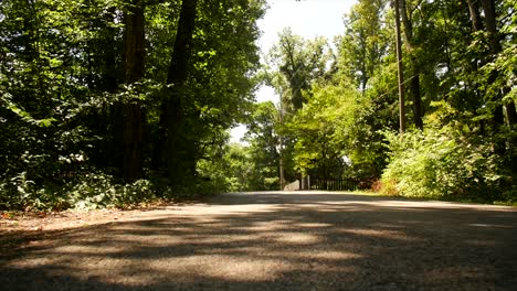 la cámara se desliza lentamente por la carretera rural
