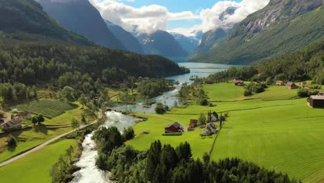 Schöne-Natur-Norwegen-Naturlandschaft.-Luftaufnahmen-Lovatnet-See-Lodal-Valley.