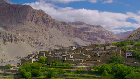 Orbitaufnahme-Und-360-Grad-Ansicht-Des-Einzigartigen-Dorfes-In-Mustang-Nepal