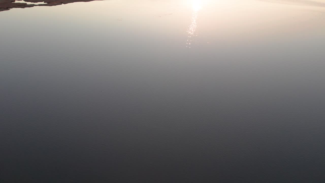 кадры с дрона болот восточного побережья пляжа bayside community на закате солнца