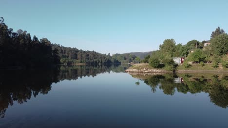 Drohne-In-Der-Nähe-Des-Flusses-In-Douro,-Portugal