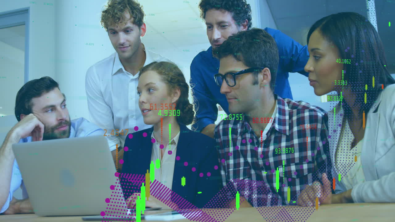 animación del procesamiento de datos financieros sobre diversas personas de negocios en la oficina