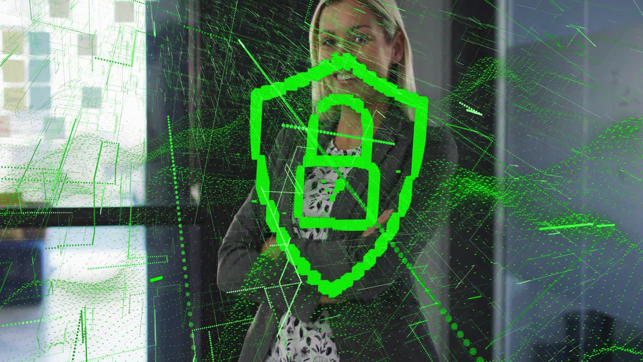 Materializando datos verdes alrededor de una empresaria formando un escudo holográfico y un candado para seguridad.