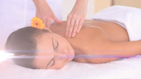animación de puntos de luz sobre una mujer caucásica sonriente en el spa