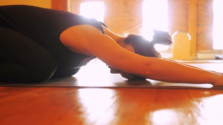 frau, die yoga ausführt