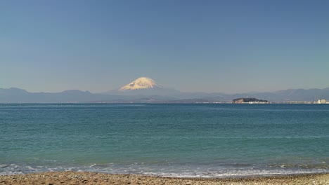 Ruhige-Aussicht-Auf-Den-Fuji-Und-Die-Insel-Enoshima-Mit-Meer-Vom-Ruhigen-Strand