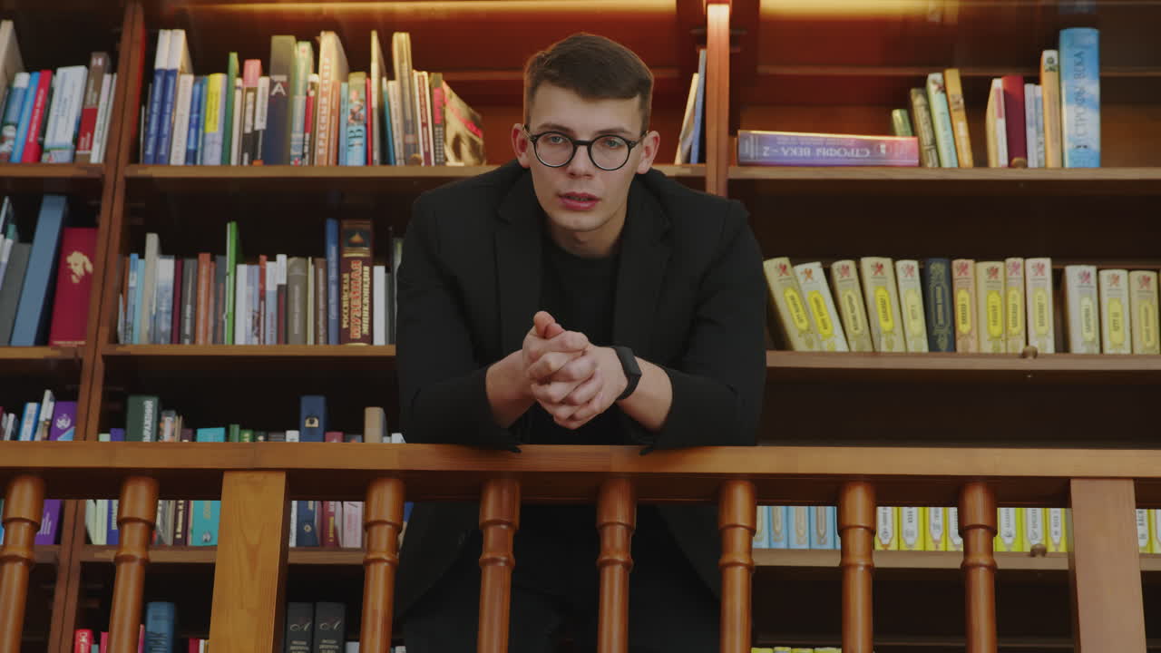 도서관에서 젊은 남자