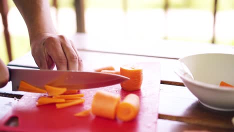 El-Chico-De-Primer-Plano-Está-Cocinando-Pilaf-Y-Está-En-La-Casa-De-Verano-Corta-Zanahorias.