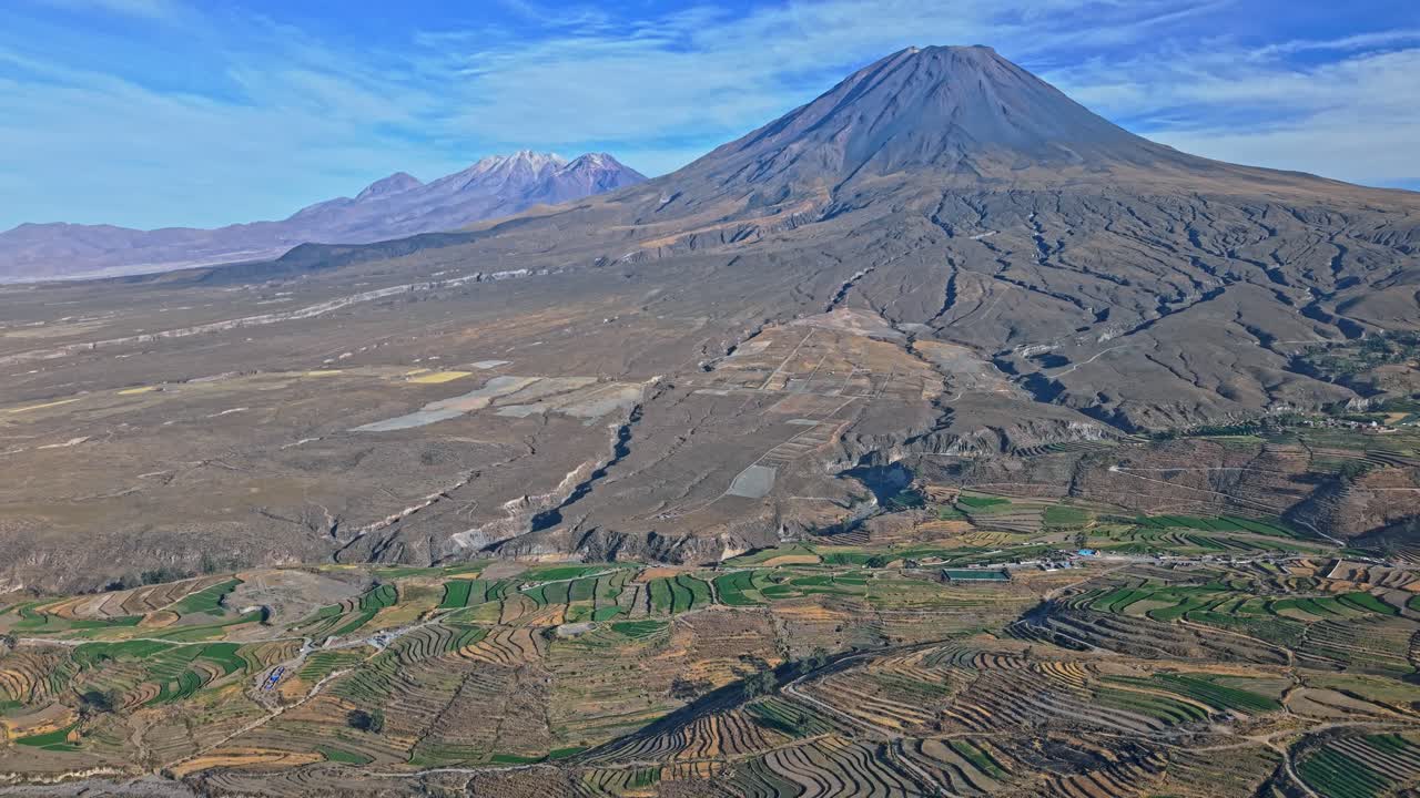 Il Misti e il Chachani si allineano mentre antiche colate laviche si riversano dai pendii del Misti in un enorme mosaico di terreni agricoli terrazzati, rivelando lo straordinario contrasto tra la potenza vulcanica e la coltivazione umana.