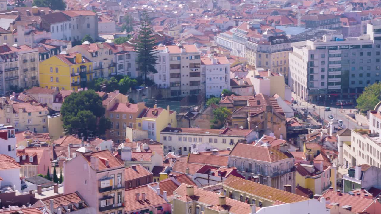 Vista dei tetti di Lisbona da un belvedere nel centro città
