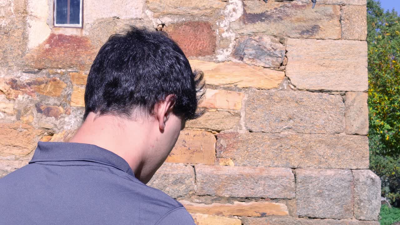 전문 드론 조종사가 돌담 앞에서 야외에서 드론을 lanching