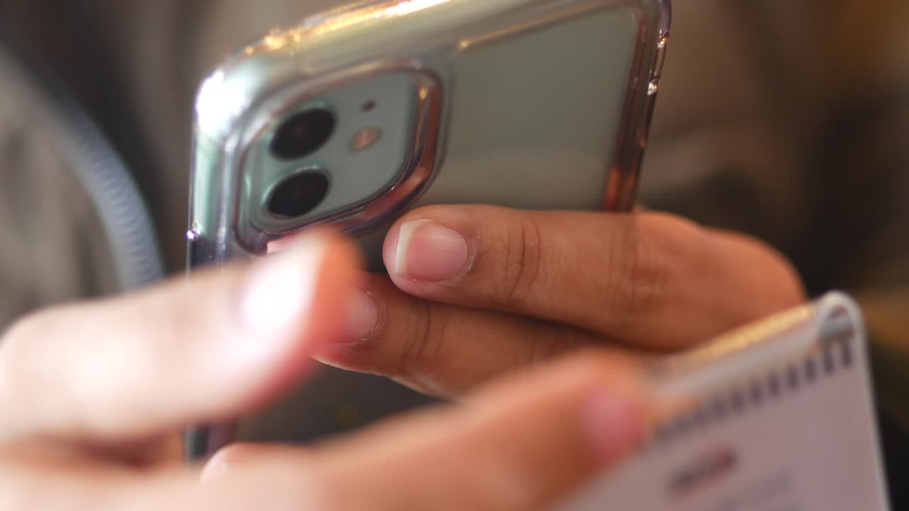 스마트폰을 들고 사용하는 사람