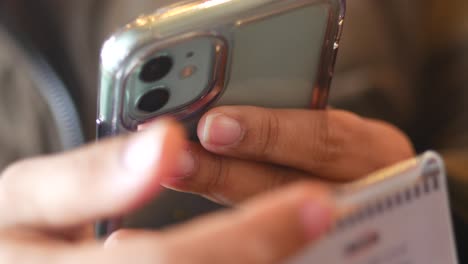 persona que tiene y utiliza un teléfono inteligente