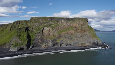 Luftflug-In-Richtung-Der-Klippen-Von-Reynisfjara-Am-Strand-An-Einem-Klaren-Tag-In-Island