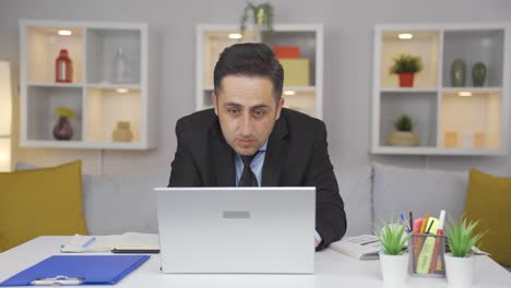 Hombre-Trabajador-De-Oficina-En-Casa-Sorprendido-Por-Lo-Que-Lee-Y-Ve.