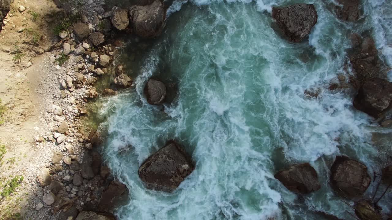 río de montaña de flujo rápido