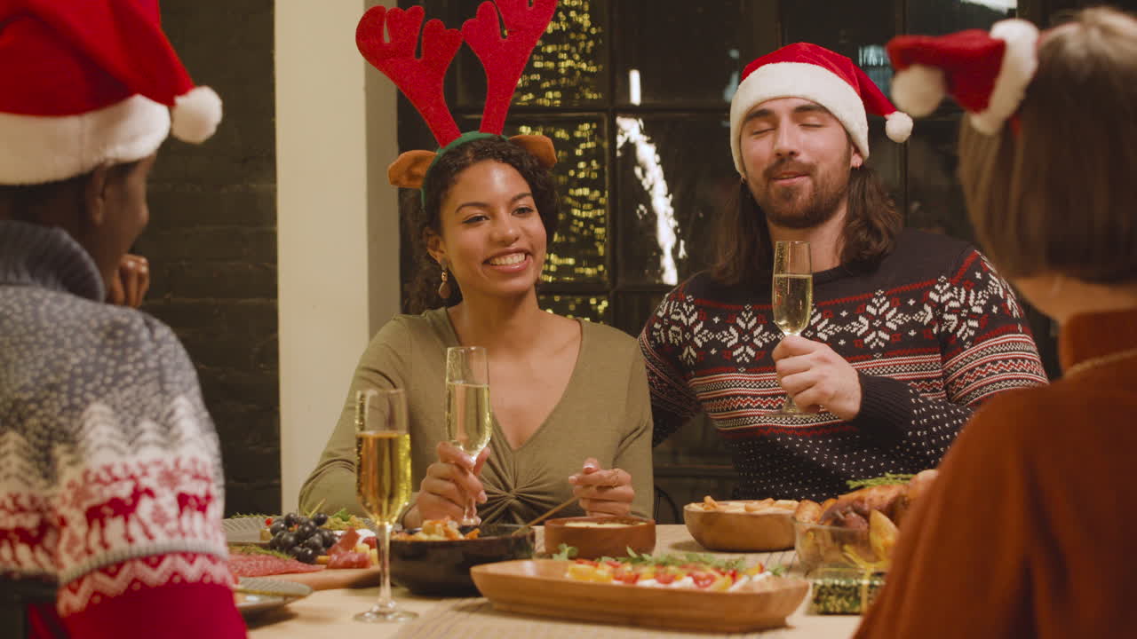 amigos en la cena de navidad
