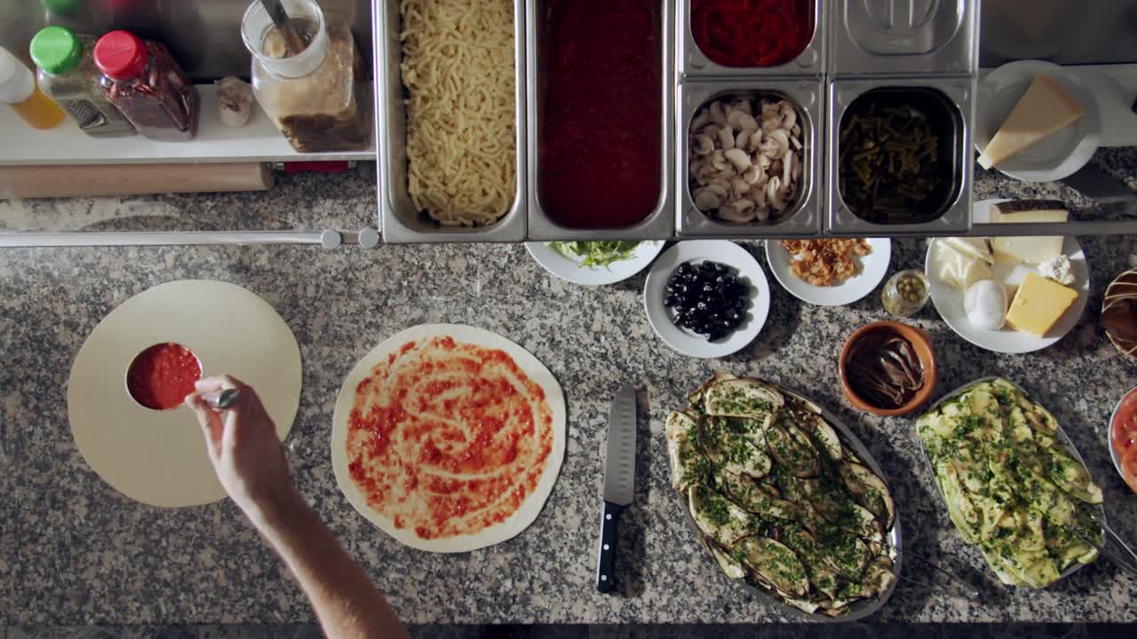 피자 에 토마토 소스 를 묻히는 작물 요리사