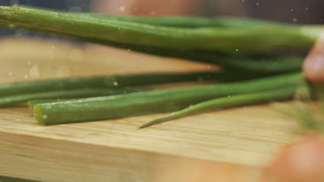 cortar las cebollas verdes