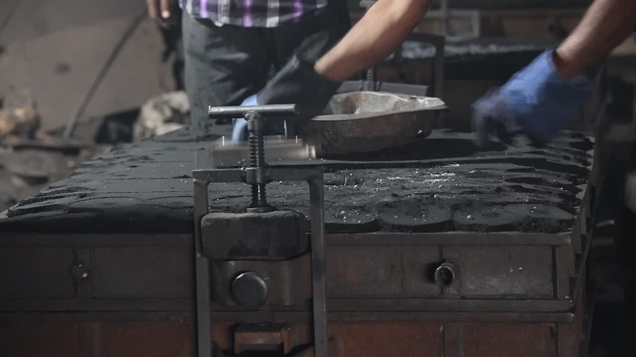 el primer concepto de seguridad, el estandarte de la industria siderúrgica, el taller de hierro y fábrica, el trabajador del acero, el proceso metalúrgico, el vertido de acero caliente en la planta de acero, la fundición de metal en una gran fundición