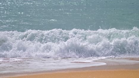 Blaue-Wellen-In-Zeitlupe,-Weiß-Mit-Schaum,-Bedecken-Den-Nassen-Sand-Des-Strandes