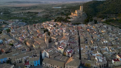 drone volando en círculo sobre el centro de la ciudad antigua de la ciudad medieval de biar