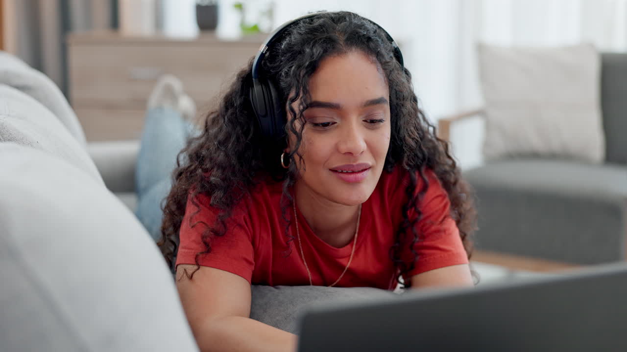 mujer acostada en el sofá con una computadora portátil