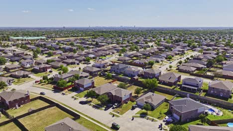 Flyover-of-a-neighborhood-in-Little-Elm,-Texas