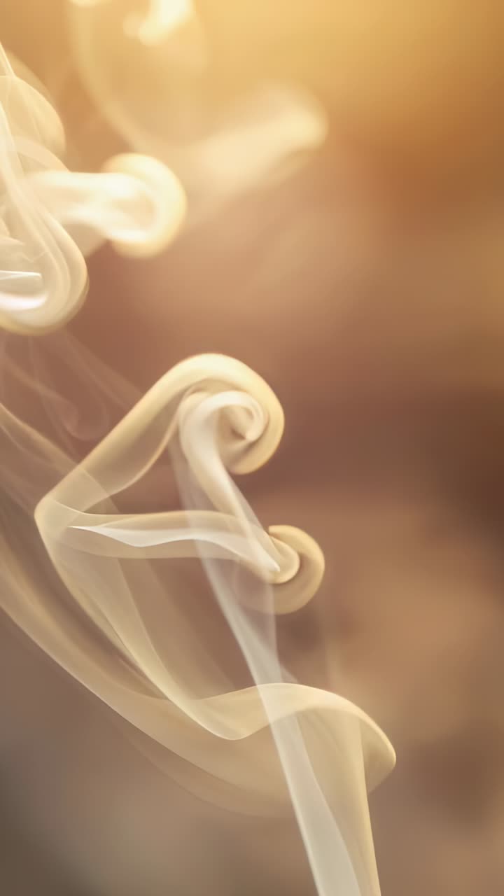 Video verticale: pennacchio di fumo traslucido in aumento che si arriccia e si ammorbidisce in primo piano da uno stoppino acceso