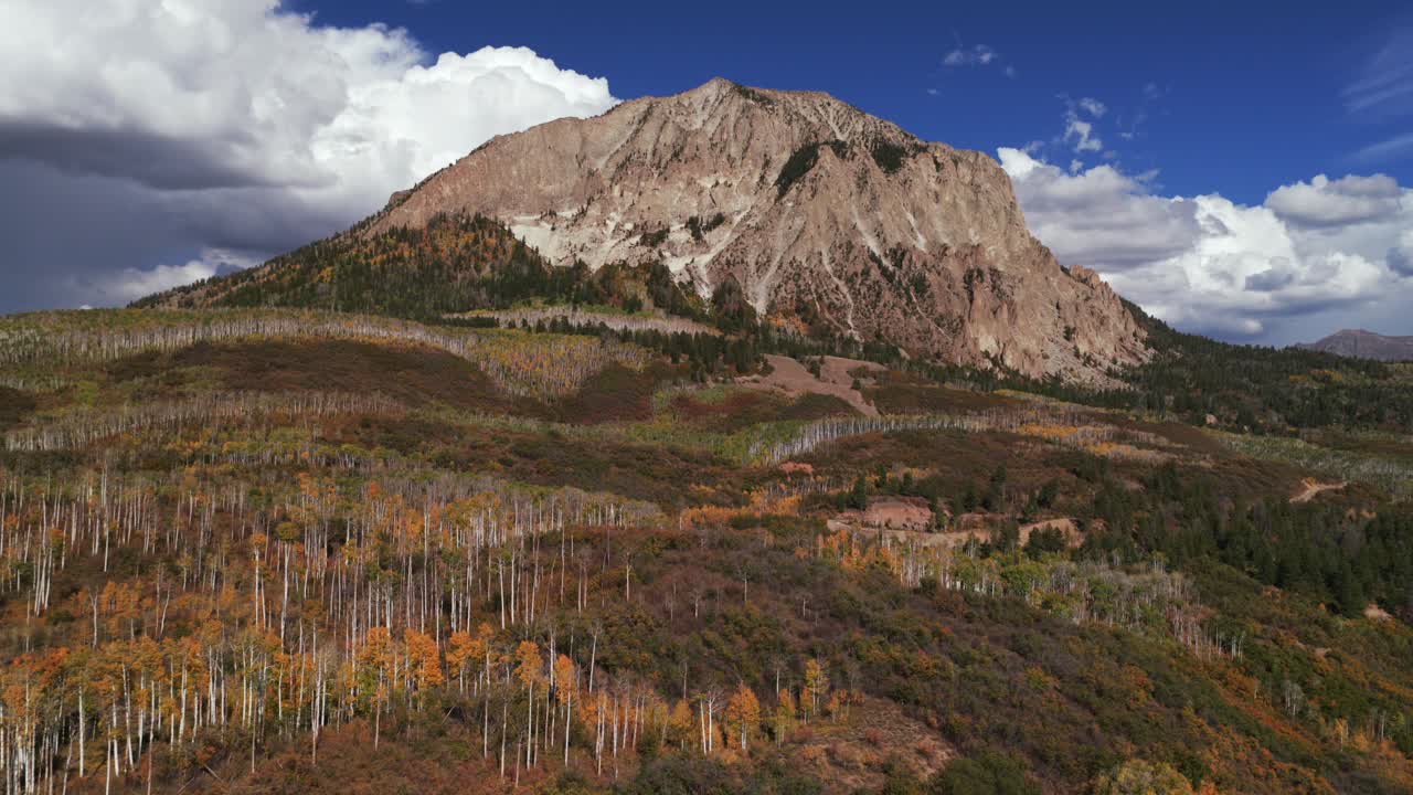 Marcellina Mountain Kebler Pass Afley Ruby Peak Raggeds Wilderness Colorado aerea drone pomeriggio soleggiato autunno nuvole cielo azzurro colorato giallo alberi di Aspen Paonia Somerset Crested Butte cerchio