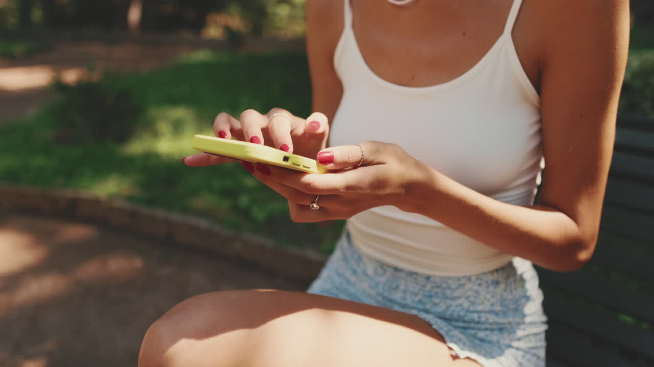 Donna che utilizza il telefono nel parco