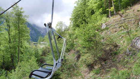 telesilla o telesilla en planica, eslovenia en verano con la naturaleza al fondo