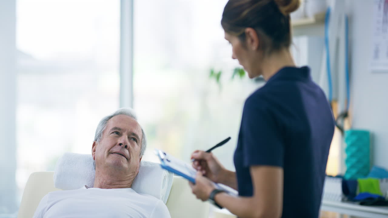 una atractiva y joven fisioterapeuta que trabaja