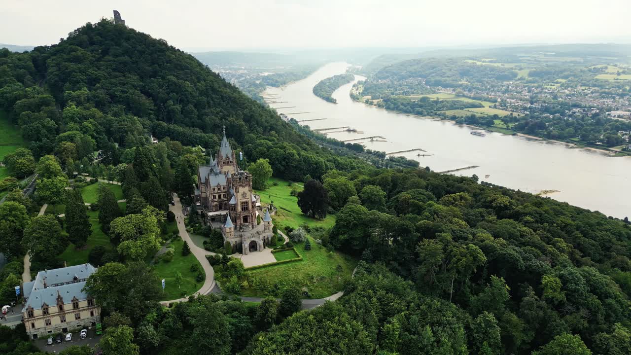 19세기에 건설된 드라헨부르크 성 (drachenburg castle)
