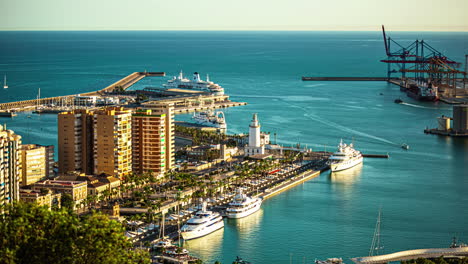 muelle, muelle, yates y hoteles en el puerto de málaga, españa - lapso de tiempo
