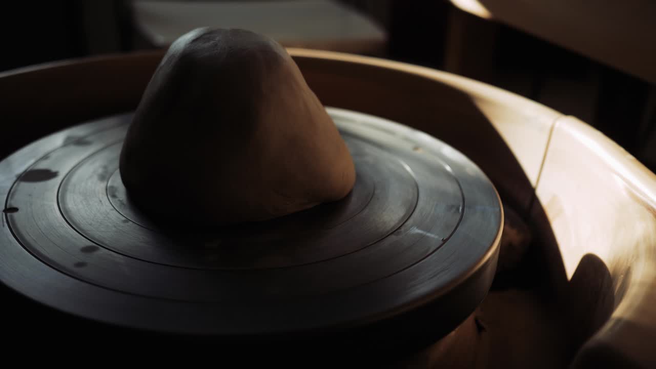 una pieza de arcilla no centrada gira en la rueda de un alfarero antes del trabajo del maestro