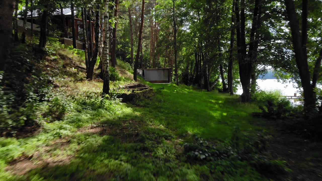 폴란드 보로비 무린 의 카슈비아 의 호수 연안 에 있는 나무 들 의 드론 영상