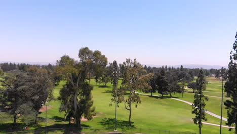 captura con drones de un parque y campo de golf en arcadia-santa anita california