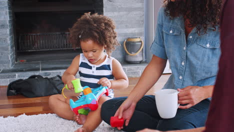 Niña-Negra-Jugando-En-El-Suelo-Con-Su-Madre