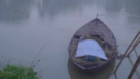 Es-Gibt-Boote,-Die-In-Der-Winterdämmerung-Am-Fluss-Festgemacht-Sind