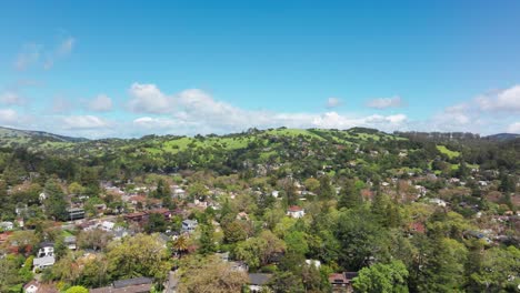 Drone-shot-of-homes-on-the-hills-outside-of-San-Francisco,-Bay-Aera