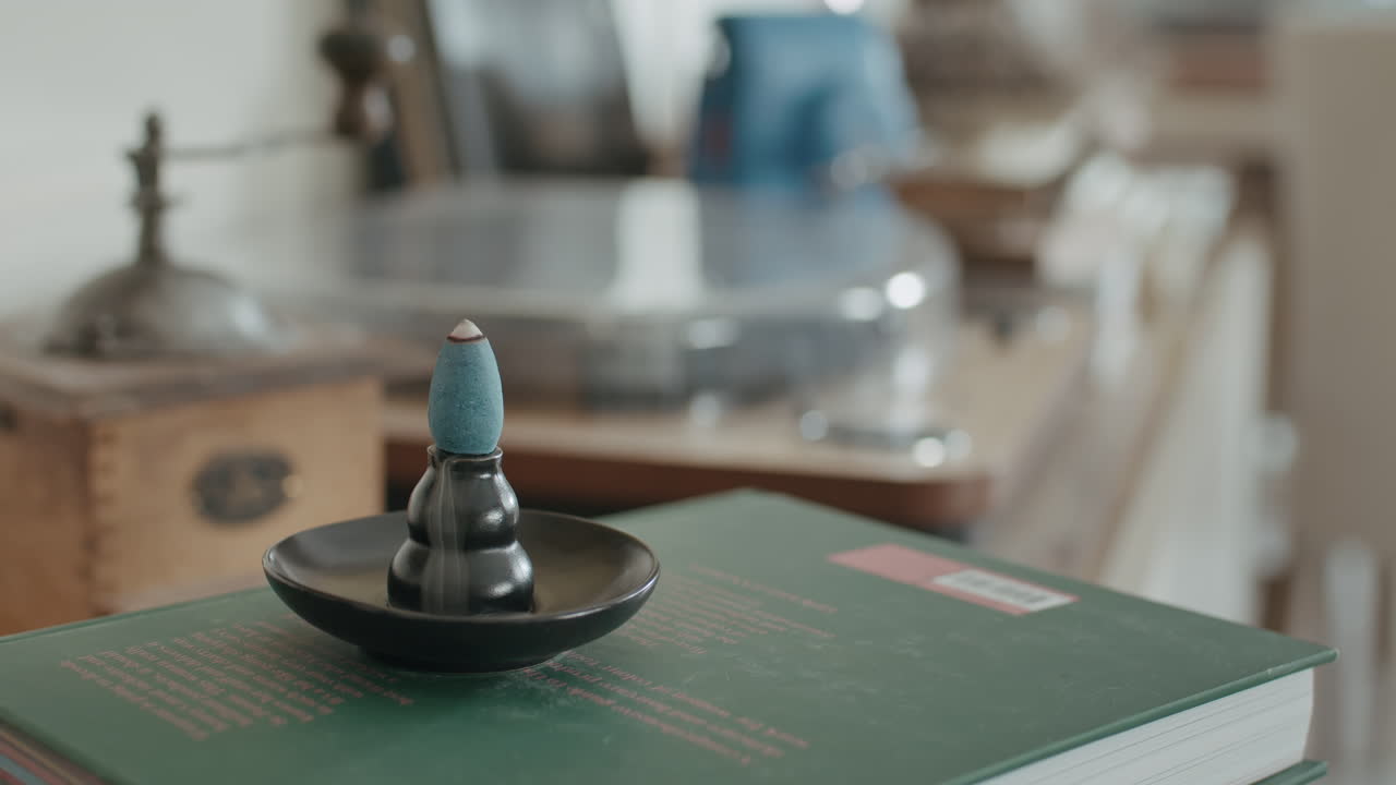 таймлапс горящего благовония с белым дымом, льющимся как водопад, в гостиной для спа-релаксации и медитации