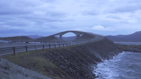 hermoso paisaje de coche conduciendo por la carretera al lado de un mar cuyas olas chocan contra la orilla