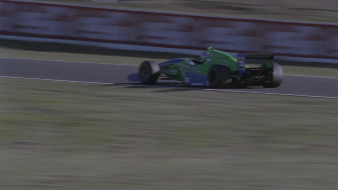 급커브를 도는 경주용 자동차