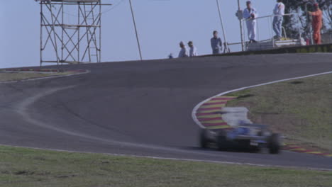 un coche de carreras acelera en una curva cerrada